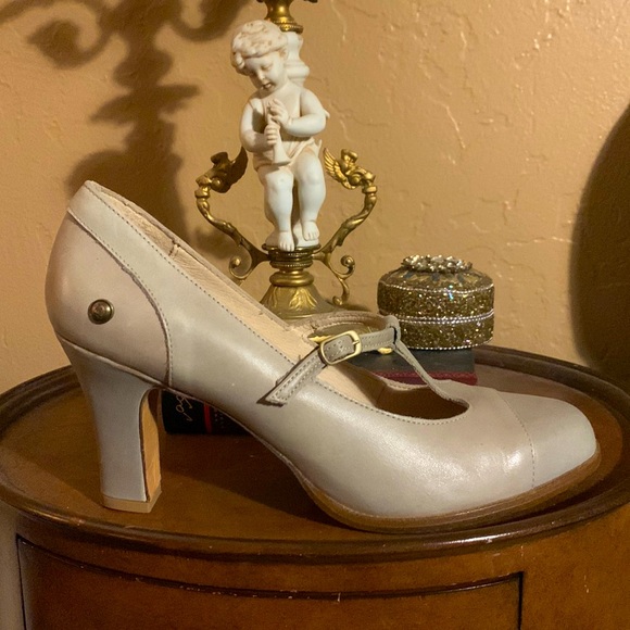 Neosens Shoes - NEOSENS Cream T Strap Leather Mary Janes.  Sz 41